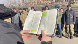 聖書を開く